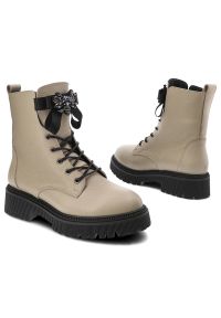 Beżowe Botki Karino Modne Obuwie Damskie. Kolor: beżowy. Materiał: futro, jeans, syntetyk. Obcas: na obcasie. Wysokość obcasa: średni #8