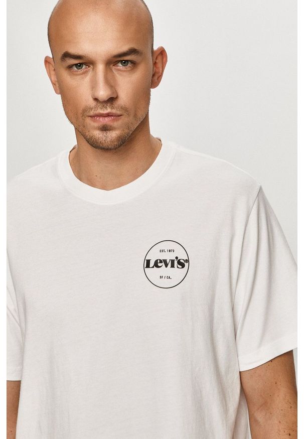 Levi's® - Levi's - T-shirt. Okazja: na spotkanie biznesowe. Kolor: biały. Materiał: dzianina. Wzór: nadruk. Styl: biznesowy