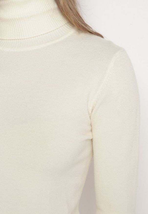 Born2be - Jasnobeżowy Golf Sweter z Wiskozą i Kaszmirem Zailaya. Okazja: na co dzień. Typ kołnierza: golf. Kolor: beżowy. Materiał: wiskoza, kaszmir. Styl: casual