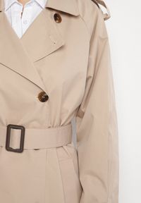 Born2be - Beżowy Płaszcz Trencz Dwurzędowy z Paskiem Cloimia. Okazja: na co dzień. Kolor: beżowy. Materiał: dzianina. Długość rękawa: długi rękaw. Długość: do kolan. Styl: wizytowy, klasyczny, casual, elegancki #5