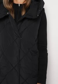 Born2be - Czarna Kamizelka z Pikowaniem Wykończona Kołnierzem i Kapturem Mivianae. Kolor: czarny. Materiał: jeans. Styl: elegancki #2