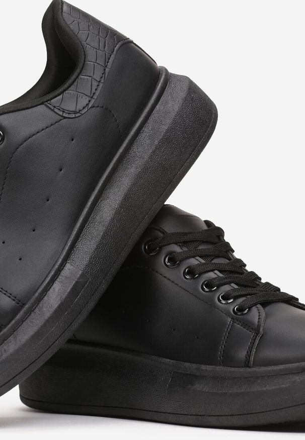 Renee - Czarne Sneakersy na Niskiej Platformie w Klasycznym Stylu Lucid Dream. Okazja: na co dzień. Wysokość cholewki: przed kostkę. Nosek buta: okrągły. Kolor: czarny. Materiał: dresówka, jeans, skóra. Szerokość cholewki: normalna. Wzór: aplikacja. Obcas: na platformie