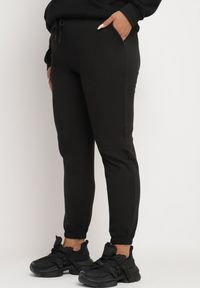Born2be - Czarne Spodnie Dresowe z Gumką w Pasie oraz Troczkiem i Kieszeniami Liareine. Okazja: na co dzień. Kolor: czarny. Materiał: dresówka. Styl: casual, elegancki #1