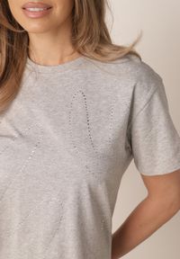 Born2be - Szary Bawełniany T-shirt Ozdobiony Cyrkoniami Monomene. Okazja: na co dzień. Kolor: szary. Materiał: bawełna. Wzór: aplikacja. Styl: elegancki, casual #3
