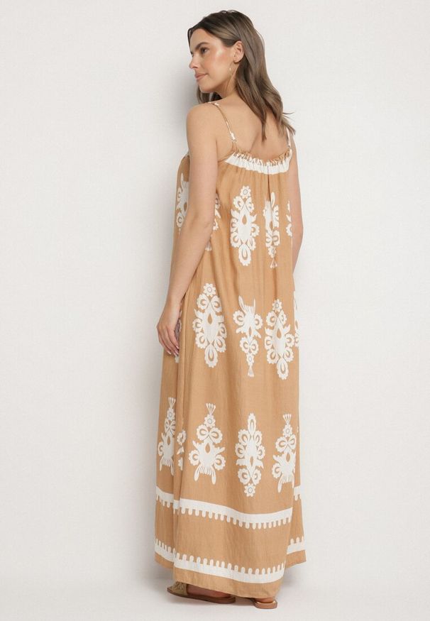 Born2be - Jasnobrązowa Sukienka o Rozkloszowanym Kroju na Ramiączkach w Etniczny Wzór Revoniae. Okazja: na co dzień. Typ kołnierza: dekolt w kształcie V. Kolor: brązowy. Długość rękawa: na ramiączkach. Styl: casual, elegancki
