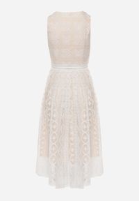 Renee - Jasnobeżowa Plisowana Sukienka na Ramiączkach z Ozdobnym Wzorem i Suwakiem Mirilla. Okazja: na co dzień, na spacer, na imprezę. Typ kołnierza: dekolt w kształcie V. Kolor: beżowy. Długość rękawa: na ramiączkach. Wzór: aplikacja. Typ sukienki: proste. Styl: elegancki, casual #8