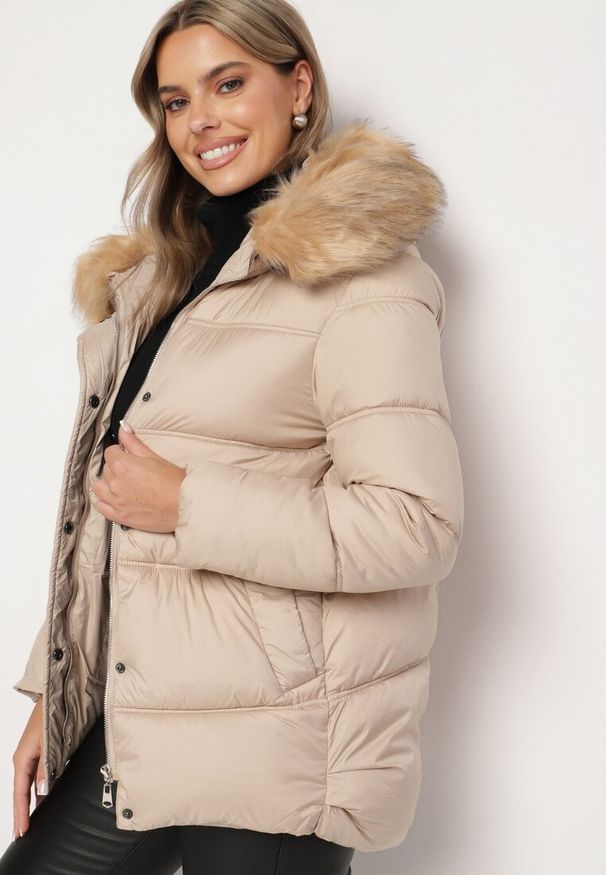 Born2be - Jasnobeżowa Pikowana Kurtka Zimowa z Kieszeniami i Kapturem z Odpinanym Kołnierzem Ilisha. Okazja: na co dzień, na spacer. Kolor: beżowy. Materiał: dzianina, wełna, jeans, futro. Sezon: zima. Styl: casual, elegancki