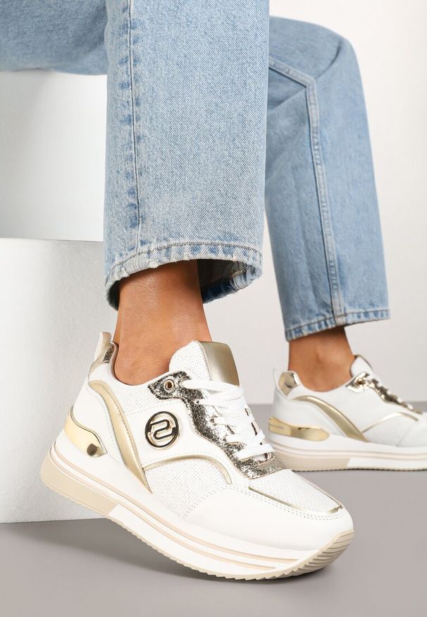 Renee - Biało-Złote Sneakersy z Metalicznymi Zdobieniami na Platformie Gonnella. Okazja: na co dzień. Kolor: biały. Materiał: jeans. Wzór: aplikacja. Obcas: na platformie. Wysokość obcasa: średni