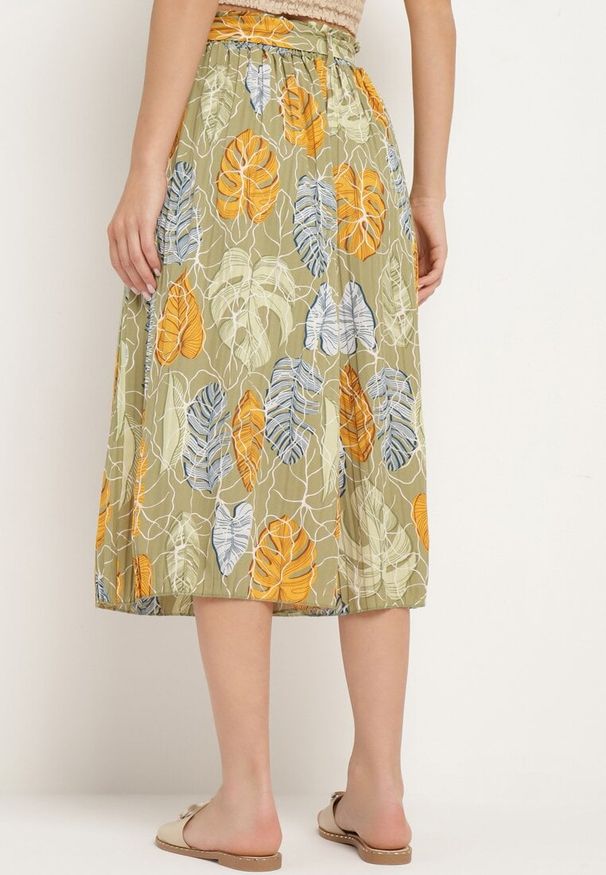 Born2be - Jasnozielone Szerokie Spodnie z Wysokim Stanem i Bawełną oraz Gumką w Talii Opefia. Okazja: na co dzień. Stan: podwyższony. Kolor: zielony. Materiał: bawełna. Styl: casual, elegancki