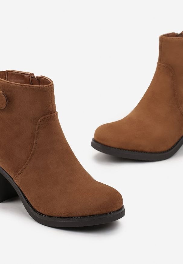 Renee - Brązowe Botki na Obcasie z Ozdobnym Paskiem z Klamrą Zula. Okazja: na co dzień. Zapięcie: klamry. Kolor: brązowy. Obcas: na obcasie. Styl: casual. Wysokość obcasa: średni