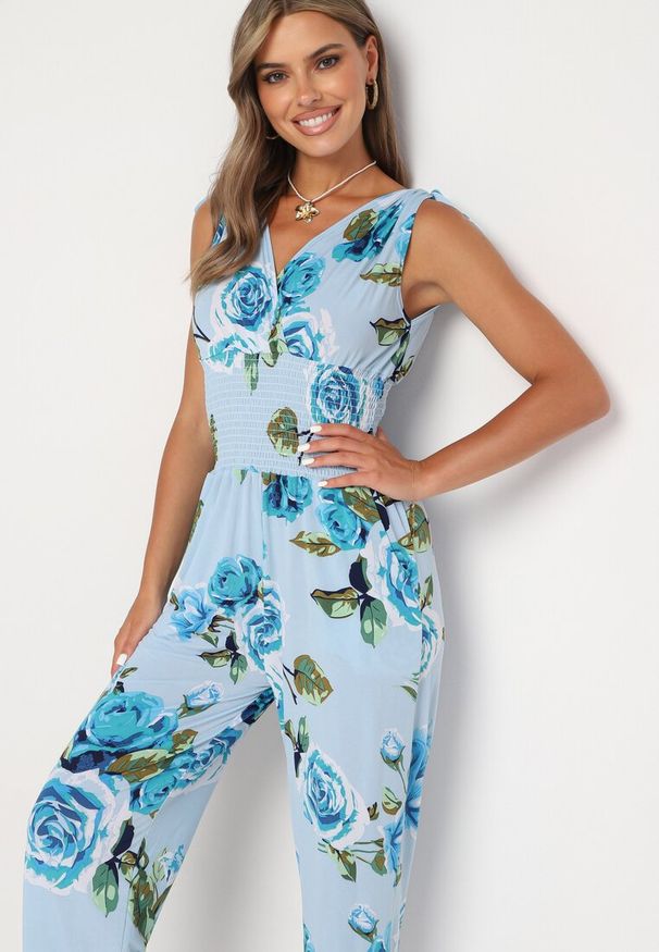 Born2be - Jasnoniebieski Taliowany Kombinezon w Kwiaty z Długimi Nogawkami Renivia. Okazja: na co dzień. Kolor: niebieski. Długość: długie. Wzór: kwiaty. Styl: casual, street