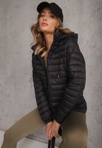 Renee - Czarna Pikowana Kurtka Przejściowa z Kapturem z Możliwością Odpięcia Feziel. Typ kołnierza: kaptur. Kolor: czarny. Materiał: jeans. Styl: elegancki #1