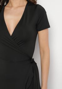 Born2be - Czarna Sukienka z Paskiem Kopertowa Ozdobiona Falbanami Wleffia. Okazja: na spacer. Typ kołnierza: dekolt w kształcie V. Kolor: czarny. Długość rękawa: krótki rękaw. Wzór: aplikacja. Sezon: wiosna, lato. Typ sukienki: kopertowe. Styl: elegancki #3