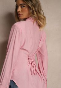 Renee - Różowa Koszula z Usztywnioną Linią Ramion i Wiązaniem Meroniela. Okazja: na co dzień, na spotkanie biznesowe. Kolor: różowy. Materiał: jeans. Styl: biznesowy, elegancki, casual #5