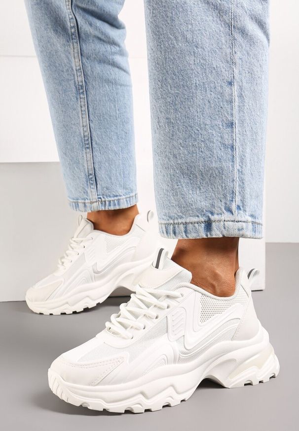 Renee - Białe Klasyczne Sneakersy Sznurowane na Niskiej Platformie Lenivia. Okazja: na co dzień. Kolor: biały. Materiał: jeans. Obcas: na platformie