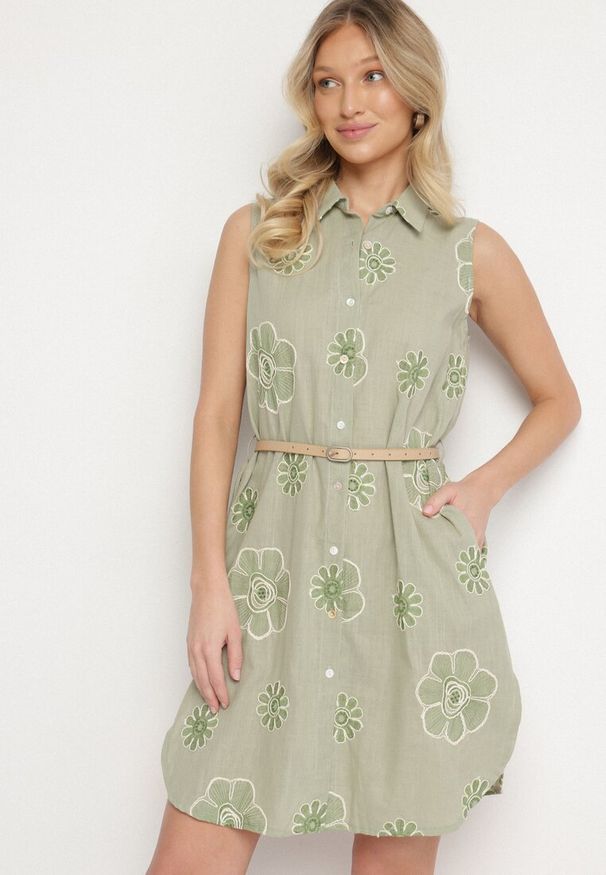Born2be - Jasnozielona Bawełniana Sukienka Koszulowa w Haftowane Kwiaty z Paskiem z Klamrą Turivana. Okazja: na co dzień. Kolor: zielony. Materiał: bawełna. Wzór: haft, kwiaty. Typ sukienki: koszulowe. Styl: elegancki, klasyczny, casual