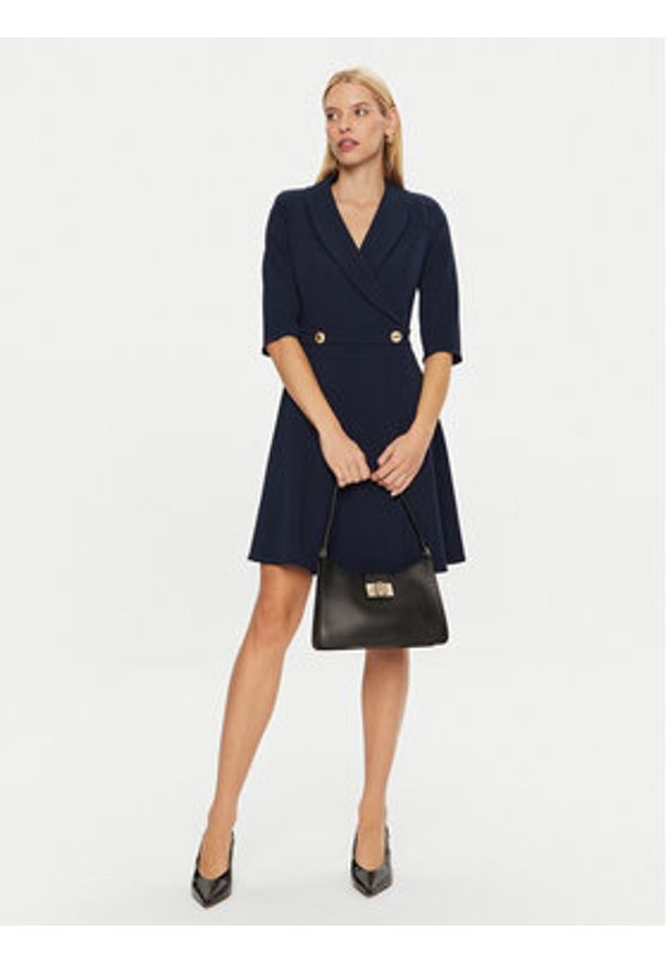 Rinascimento Sukienka koktajlowa CFC0121083003 Granatowy Regular Fit. Kolor: niebieski. Materiał: syntetyk. Styl: wizytowy