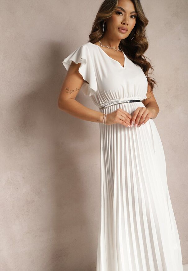 Renee - Biała Rozkloszowana Sukienka z Plisami Maxi z Falbankami przy Ramionach Nethula. Typ kołnierza: kołnierz z falbankami. Kolor: biały. Materiał: materiał. Typ sukienki: rozkloszowane, plisowane. Długość: maxi