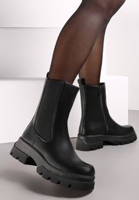 Born2be - Czarne Botki Na Platformie z Tłoczeniami i Elastyczną Wstawką Visima. Okazja: na co dzień. Kolor: czarny. Obcas: na platformie. Styl: casual, elegancki