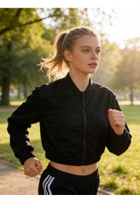 Sinsay - Krótka bluza sportowa z zamkiem - czarny. Kolor: czarny. Długość: krótkie #1