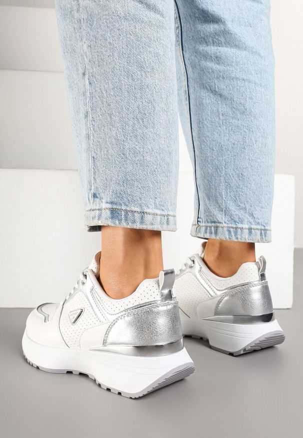 Born2be - Białe Sneakersy z Trójkątną Aplikacją i Perforacją Sennevia. Okazja: na co dzień. Kolor: biały. Materiał: dresówka, jeans. Wzór: aplikacja