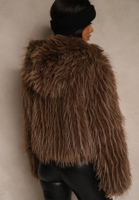 Renee - Brązowa Kurtka Futerko z Kapturem i Zapięciem na Suwak Zetora. Okazja: na co dzień. Typ kołnierza: kaptur. Kolor: brązowy. Materiał: futro. Wzór: gładki. Styl: casual, street #2