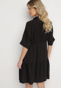 Born2be - Czarna Sukienka Koszulowa z Wiskozy z Kołnierzykiem i Wiązaniem Nanieria. Okazja: na co dzień. Kolor: czarny. Materiał: wiskoza. Długość rękawa: krótki rękaw. Typ sukienki: koszulowe. Styl: casual, boho #7