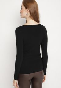 Born2be - Czarny Dopasowany Sweter z Nieregularnym Dekoltem w Serek Fenarela. Okazja: na co dzień, do pracy, na spotkanie biznesowe. Typ kołnierza: dekolt w serek. Kolor: czarny. Materiał: jeans. Styl: biznesowy, casual #3