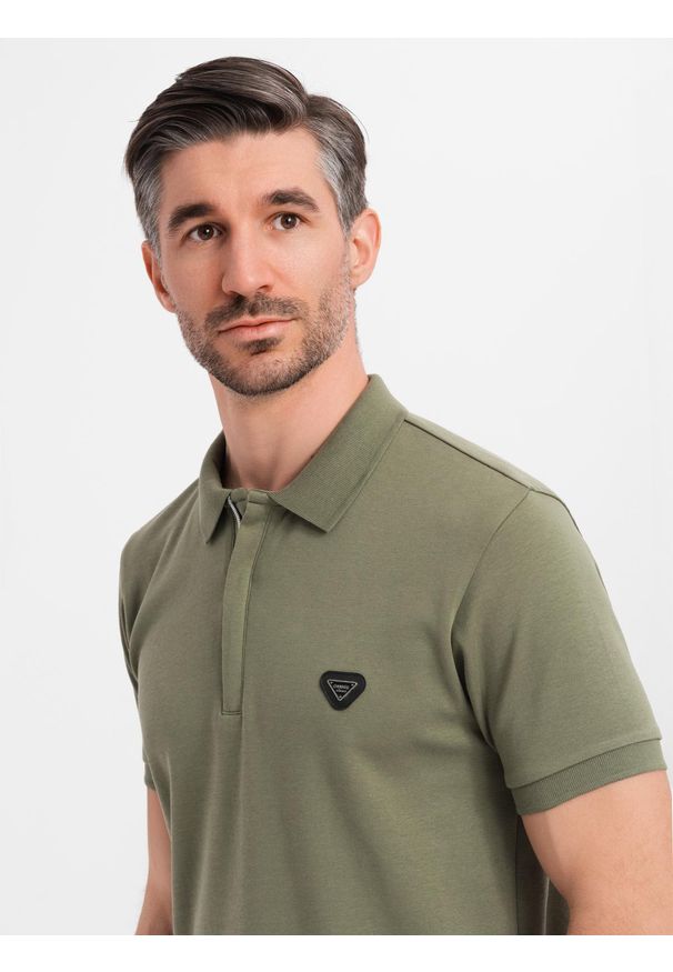 Ombre Clothing - Męska koszulka polo z dekoltem na zamek - oliwkowa V5 - Rozmiar: XXL. Okazja: na co dzień. Typ kołnierza: polo. Kolor: oliwkowy. Materiał: bawełna, elastan, dzianina. Styl: sportowy, casual, elegancki