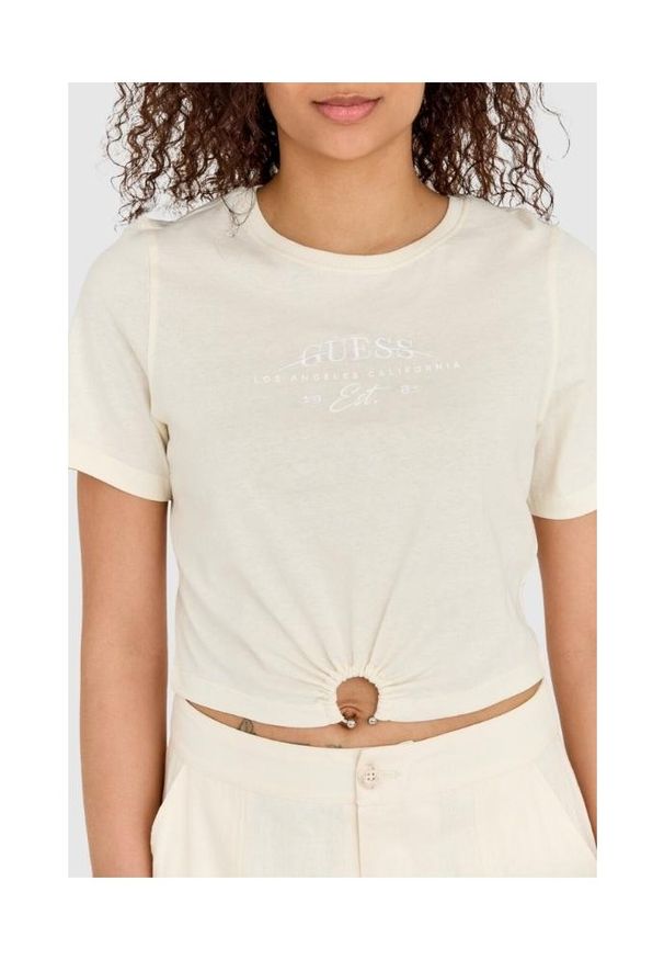 Guess - GUESS Kremowy t-shirt damski cropped fit piercing. Kolor: beżowy. Materiał: bawełna
