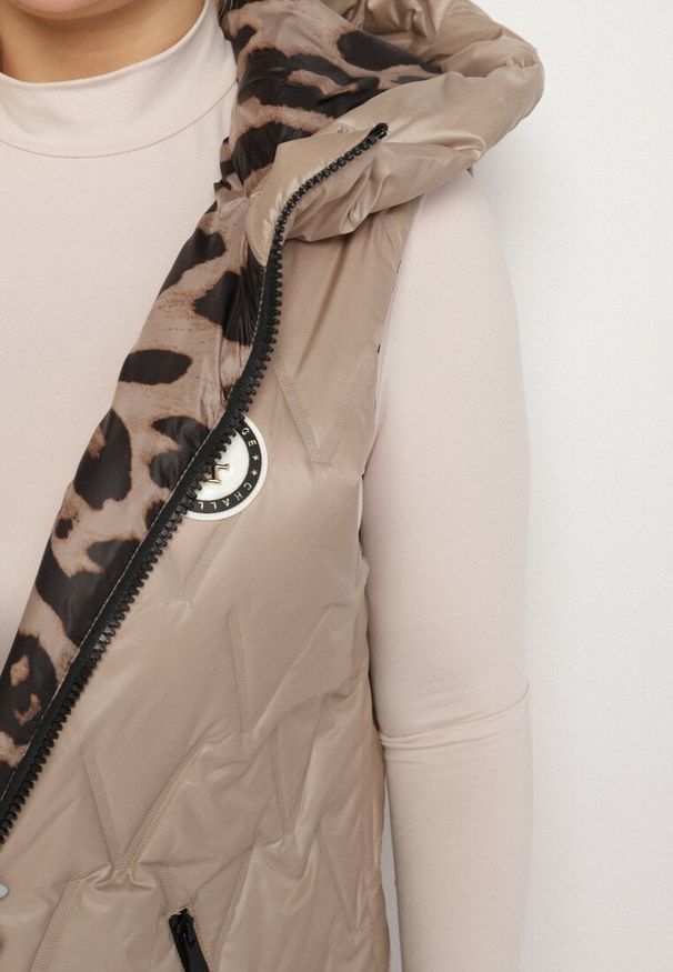 Born2be - Beżowa Klasyczna Kamizelka z Pikowanymi Przeszyciami Ettelie. Kolekcja: plus size. Kolor: beżowy. Materiał: skóra, jeans. Długość: długie. Styl: klasyczny