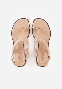 Born2be - Beżowe Sandały Japonki na Słupku z Biżuteryjną Ozdobą Uhryss. Kolor: beżowy. Materiał: len. Wzór: aplikacja. Sezon: lato. Obcas: na słupku. Styl: elegancki, klasyczny. Wysokość obcasa: średni #7