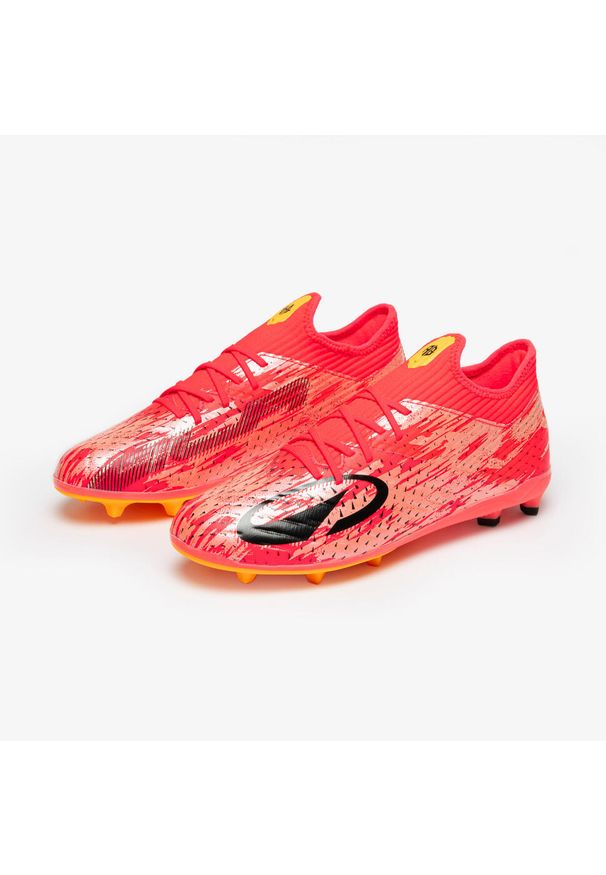 KIPSTA - Buty piłkarskie dla dzieci Kipsta CLR FG sznurowane. Kolor: czerwony, różowy, wielokolorowy. Materiał: syntetyk. Szerokość cholewki: normalna. Sport: piłka nożna