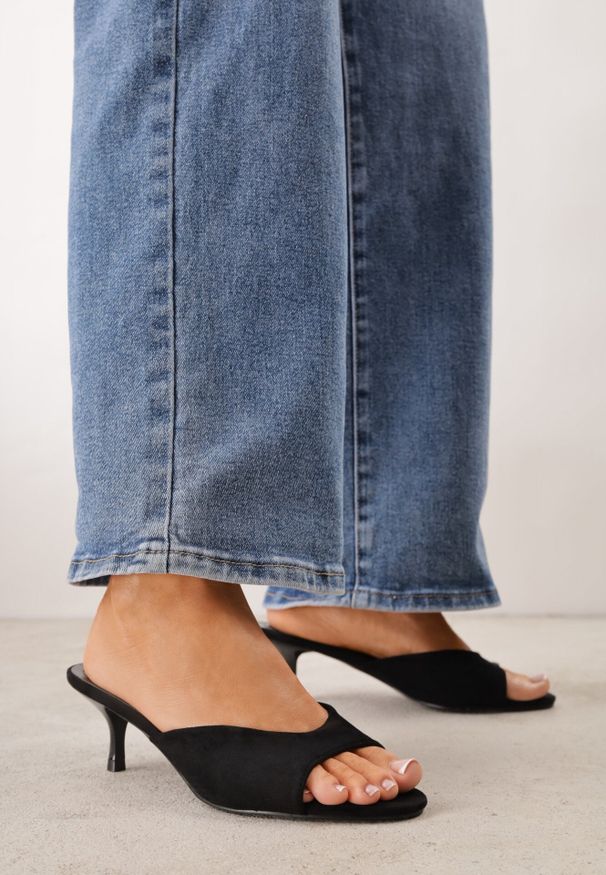 Born2be - Czarne Minimalistyczne Klapki z Imitacji Zamszu na Kaczuszce Zellenis. Okazja: na co dzień, na wesele, na ślub cywilny. Kolor: czarny. Materiał: zamsz. Sezon: lato. Obcas: na szpilce. Styl: elegancki, casual. Wysokość obcasa: niski