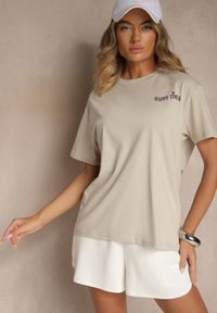 Renee - Jasnobeżowy T-shirt z Bawełny o Kroju Oversize Fillinea. Okazja: na co dzień. Kolor: beżowy. Materiał: bawełna. Wzór: napisy, aplikacja. Styl: klasyczny, casual