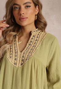 Renee - Zielona Rozkloszowana Sukienka Mini Ozdobiona Plecionką Przy Dekolcie Rufta. Kolor: zielony. Wzór: aplikacja. Sezon: lato. Typ sukienki: rozkloszowane. Styl: boho. Długość: mini #5