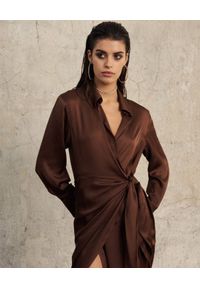 LE PRIVÉ - Brązowa midi sukienka z wiązaniem Lucia. Kolor: brązowy. Materiał: wiskoza. Długość: midi