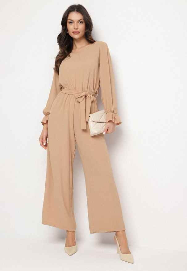 Born2be - Beżowy Długi Kombinezon z Gumką w Pasie Wiązany na Plecach Kailanis. Okazja: na co dzień. Kolor: beżowy. Długość rękawa: długi rękaw. Długość: długie. Wzór: aplikacja. Styl: casual