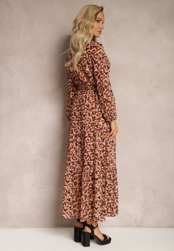 Renee - Pomarańczowa Sukienka z Kopertowym Dekoltem w Cętki Irdra. Kolor: pomarańczowy. Długość rękawa: długi rękaw. Wzór: aplikacja. Typ sukienki: kopertowe. Długość: maxi