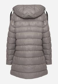 Born2be - Ciemnoszara Pikowana Kurtka Zimowa o Dłuższym Fasonie z Kapturem Sialdra. Okazja: na co dzień, do pracy, na spacer. Typ kołnierza: kaptur. Kolor: szary. Długość: długie. Sezon: zima. Styl: casual, elegancki #4