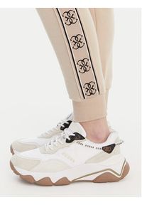 Guess Spodnie dresowe V2YB15 KB3P2 Beżowy Regular Fit. Kolor: beżowy. Materiał: bawełna #5