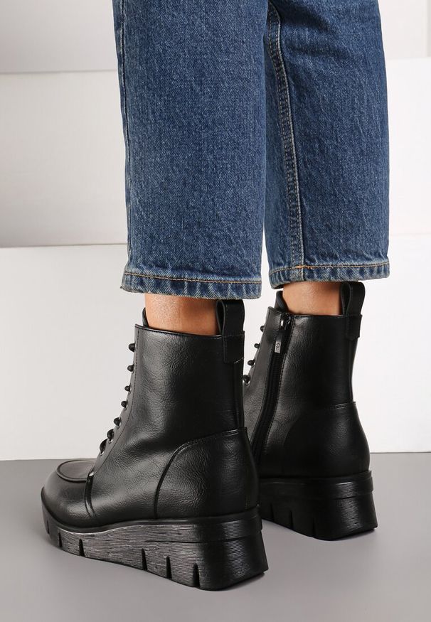 Born2be - Czarne Botki na Tłoczonym Koturnie ze Sznurowaniem Inaclara. Okazja: na co dzień. Zapięcie: sznurówki. Kolor: czarny. Materiał: jeans. Sezon: zima, jesień. Obcas: na koturnie. Styl: klasyczny, elegancki, casual
