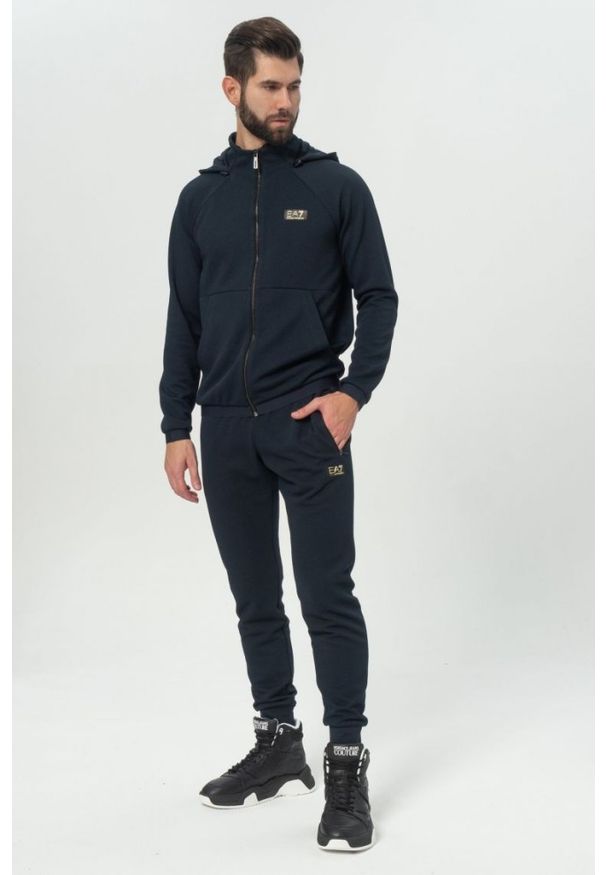 EA7 Emporio Armani - EA7 Granatowa męska bluza z kapturem. Typ kołnierza: kaptur. Kolor: niebieski. Materiał: guma. Wzór: gładki, aplikacja