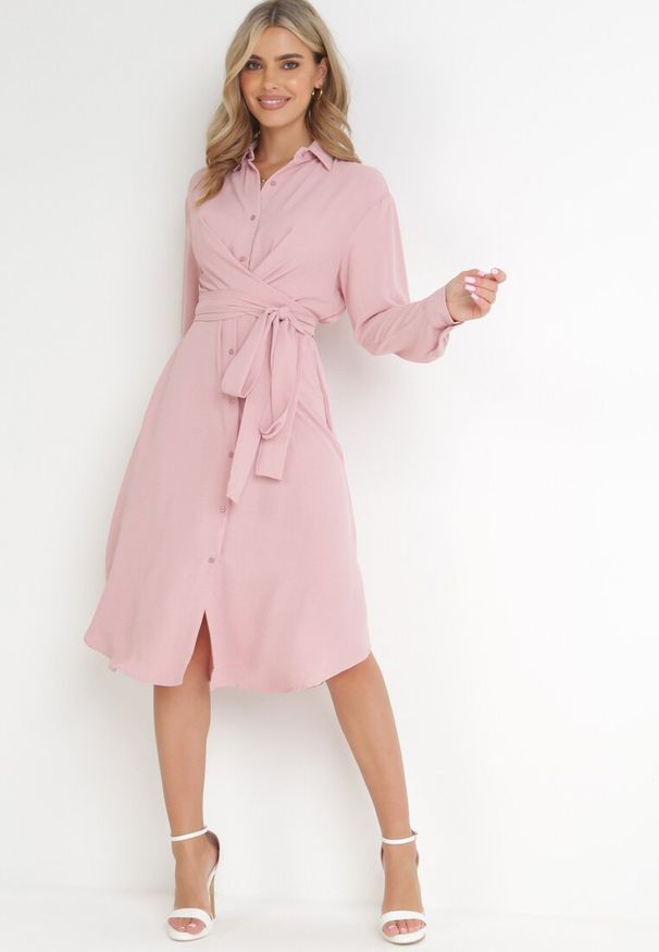 Born2be - Różowa Koszulowa Sukienka Midi z Guzikami i Materiałowym Paskiem Tetenai. Okazja: na co dzień. Kolor: różowy. Materiał: materiał. Typ sukienki: koszulowe. Styl: casual. Długość: midi