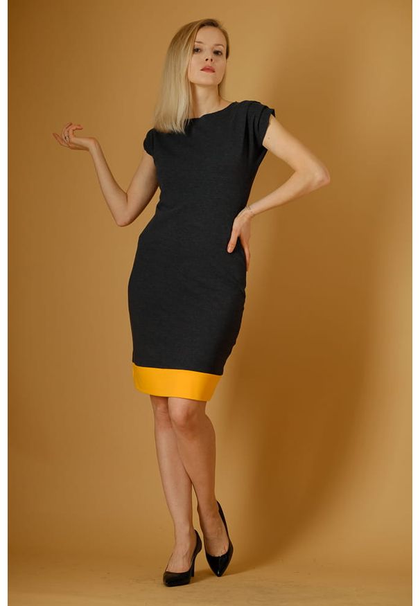 Szara sukienka Hultaj Polski na lato, w kolorowe wzory, mini, elegancka