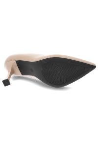 Czółenka damskie Vinceza, cholewka ze skóry ekologicznej o gładkim wykończeniu wsuwany fason spiczasty nosek, beżowe, 62291. Kolor: beżowy. Materiał: skóra ekologiczna. Szerokość cholewki: normalna. Wzór: gładki #7