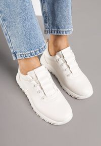 Renee - Beżowe Sneakersy w Klasycznym Stylu Driosse. Okazja: na co dzień. Kolor: beżowy. Materiał: jeans