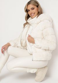 Born2be - Białe Legginsy z Ekoskóry z Wysokim Stanem i Polarem Labira. Okazja: na co dzień. Stan: podwyższony. Kolor: biały. Materiał: polar. Wzór: aplikacja. Styl: elegancki, casual