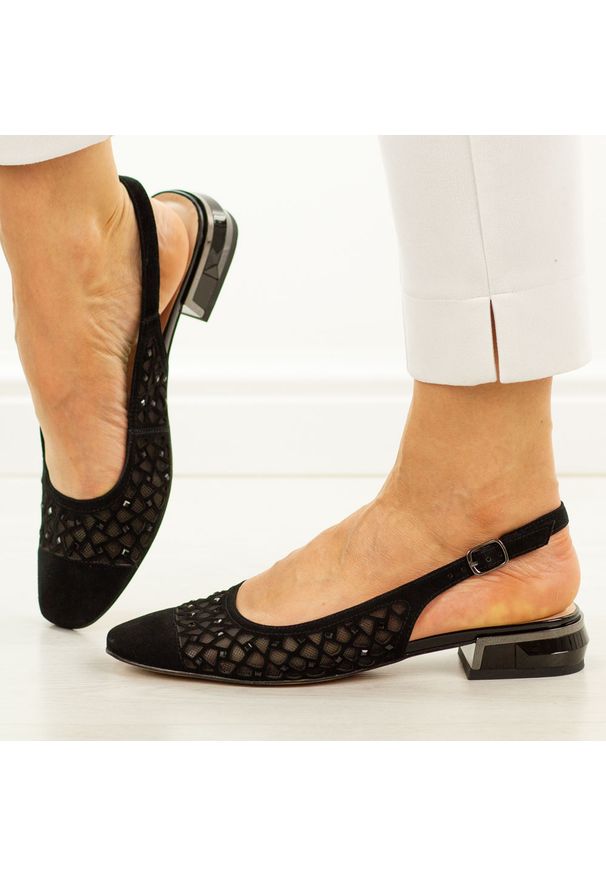Czarne skórzane sandały damskie DiA 3019. Okazja: na wesele, na ślub cywilny. Zapięcie: pasek. Kolor: czarny. Szerokość cholewki: normalna. Wzór: aplikacja. Materiał: skóra, zamsz. Sezon: wiosna, lato. Obcas: na obcasie. Styl: elegancki, klasyczny, wizytowy