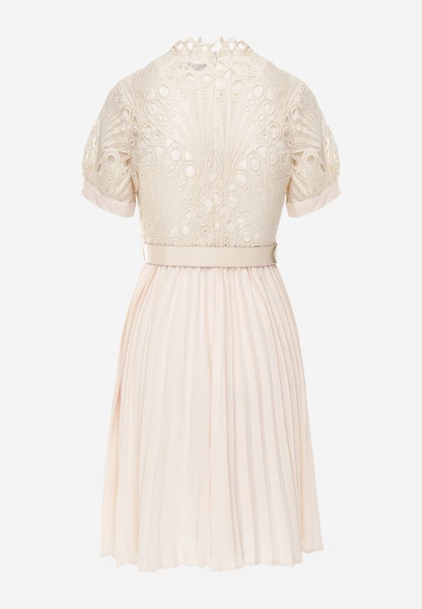 Renee - Beżowa Plisowana Sukienka z Paskiem i Koronką Stelly. Kolor: beżowy. Materiał: koronka. Wzór: koronka. Sezon: lato. Styl: elegancki, klasyczny